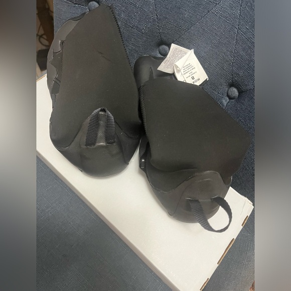 Roxy Syncro Series 3MM round toe wet suit shoes, size 8, NWT and box, never worn - Picture 9 of 13